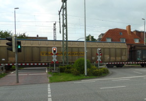 Gterzug am Bahnbergang Georgstrae